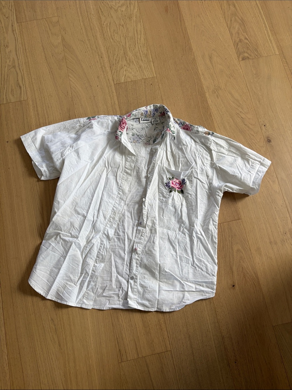 Vintage White Short Sleeve Button-Up Shirt with Pink Rose Detail. Fits large